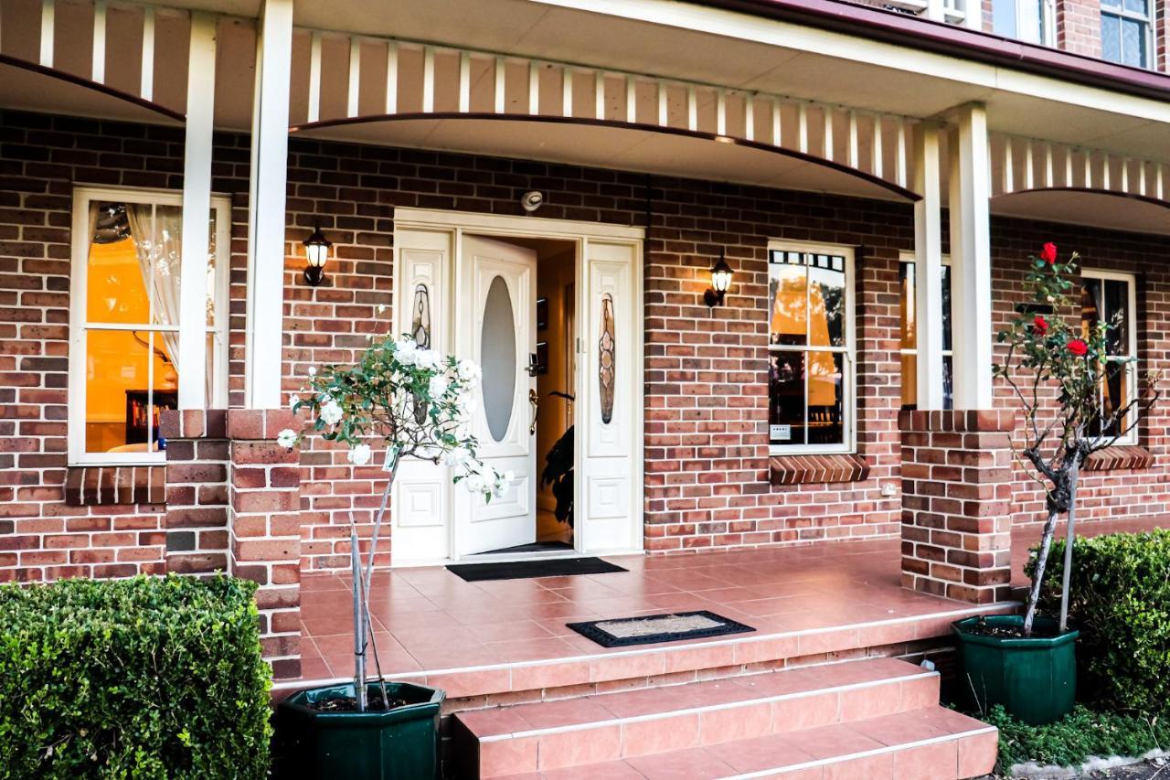 Plumes Boutique Bed & Breakfast タムワース エクステリア 写真