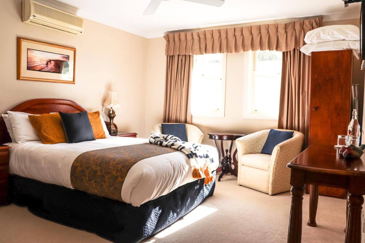 Plumes Boutique Bed & Breakfast タムワース エクステリア 写真