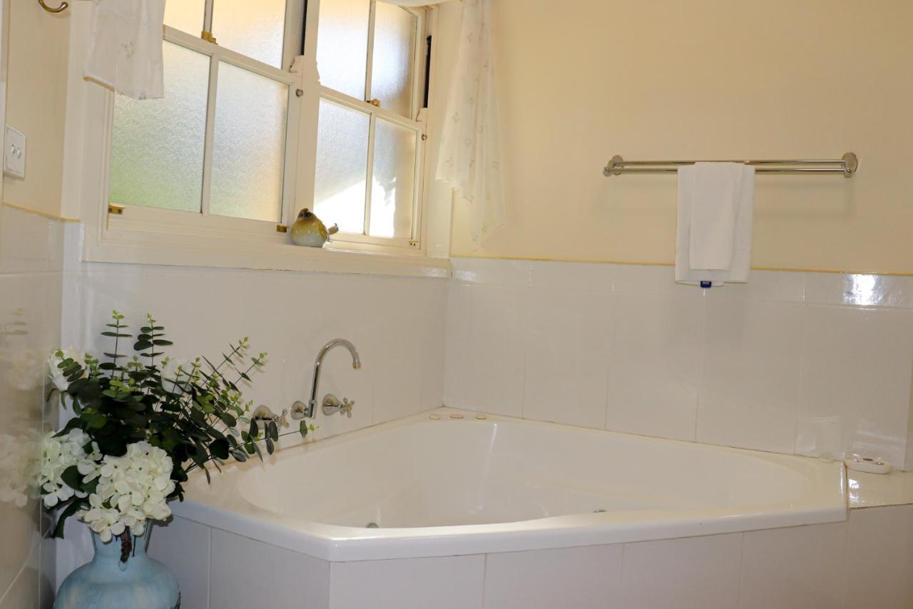 Plumes Boutique Bed & Breakfast タムワース エクステリア 写真
