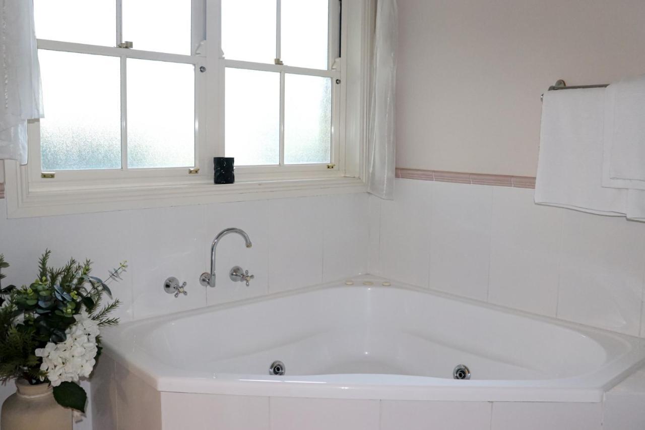Plumes Boutique Bed & Breakfast タムワース エクステリア 写真