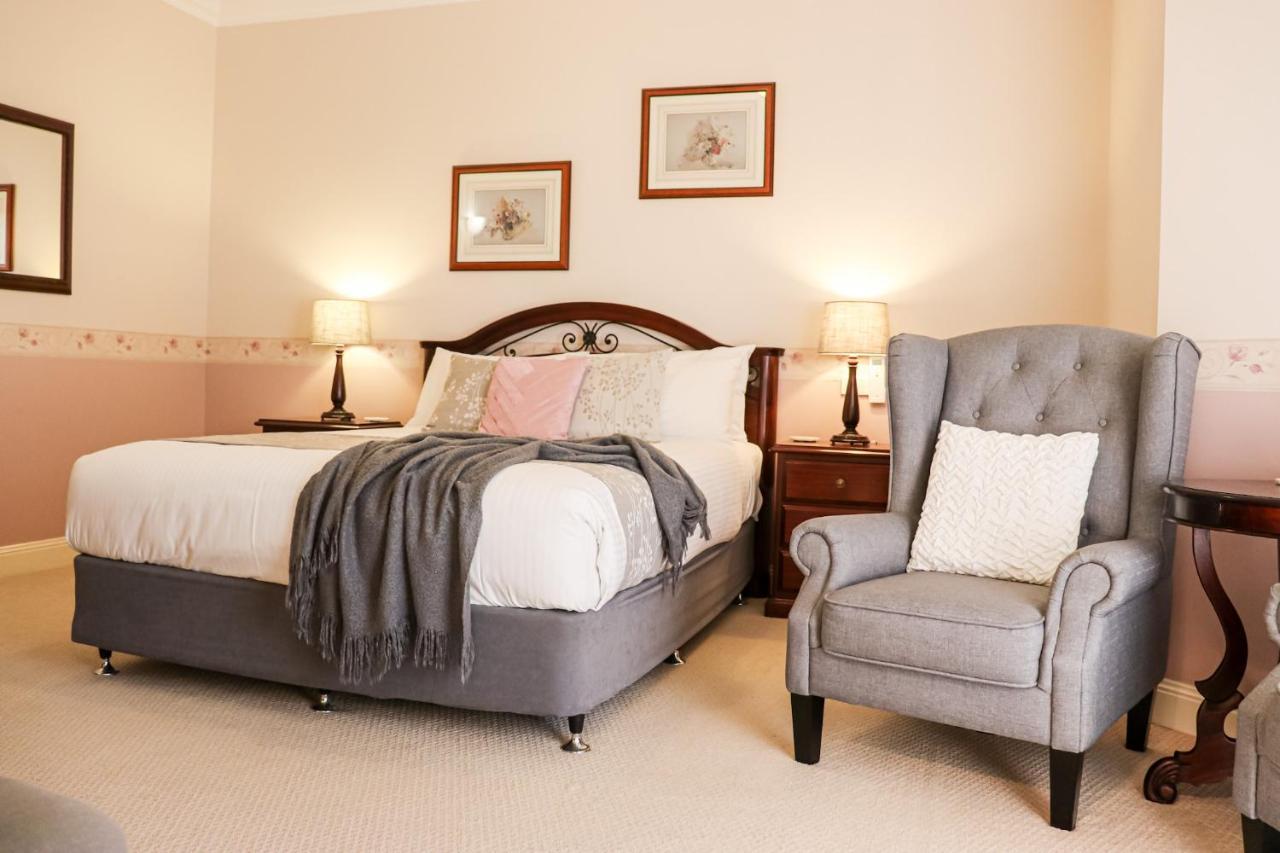 Plumes Boutique Bed & Breakfast タムワース エクステリア 写真