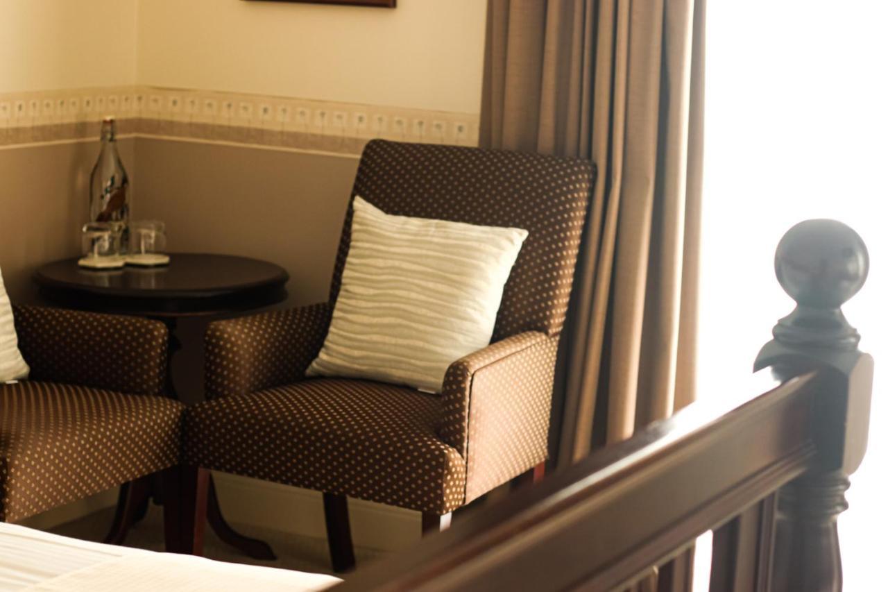 Plumes Boutique Bed & Breakfast タムワース エクステリア 写真