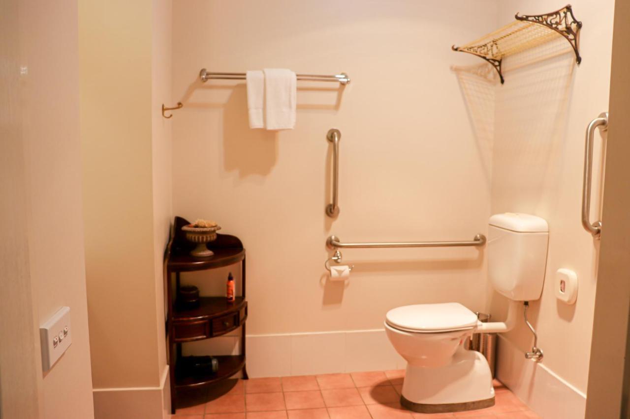 Plumes Boutique Bed & Breakfast タムワース エクステリア 写真
