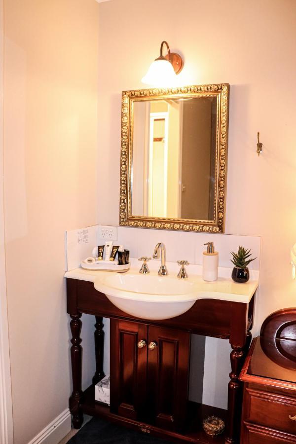 Plumes Boutique Bed & Breakfast タムワース エクステリア 写真