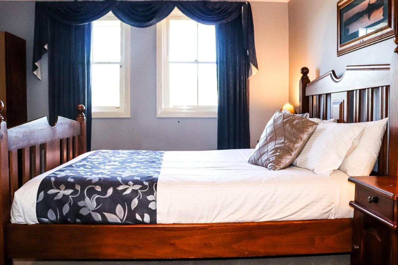Plumes Boutique Bed & Breakfast タムワース エクステリア 写真